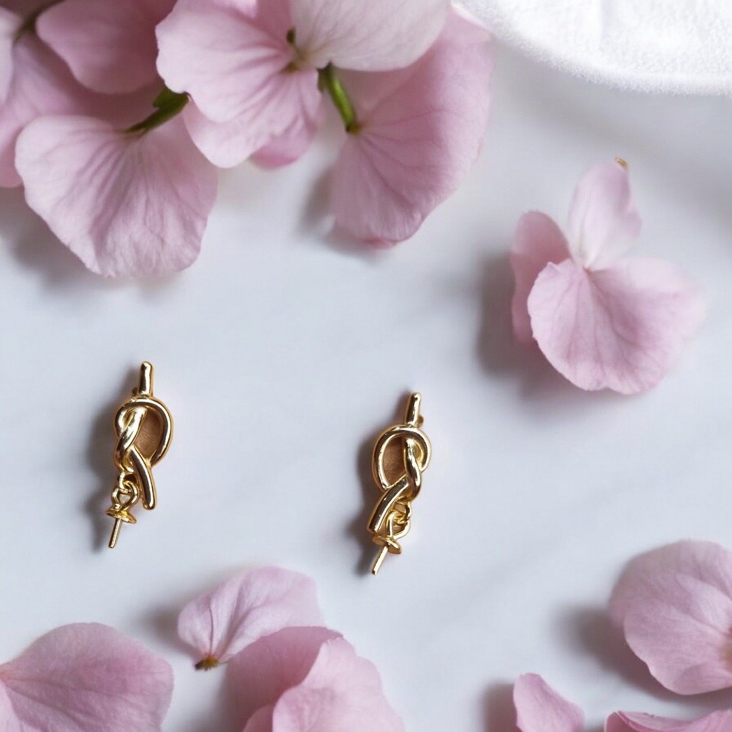 Knots in gold